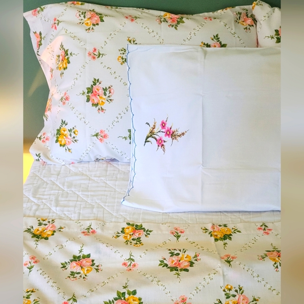 Vintage DBL/Full Size Top Sheet with Matching Cases, 1 Needlepoint Case 4pc